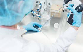 科学家在实验室进行生物技术实