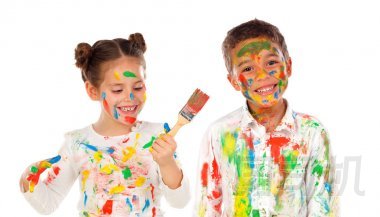 在白色背景下被隔絕的五顏六色的繪畫的愉快的孩子