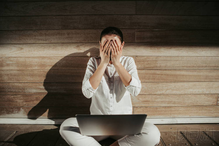 筆記本電腦出現(xiàn)故障的女性人員