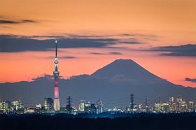 东京 Skytree 和富士山在那黄昏时分在冬季