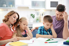 父母做家庭作业的孩子