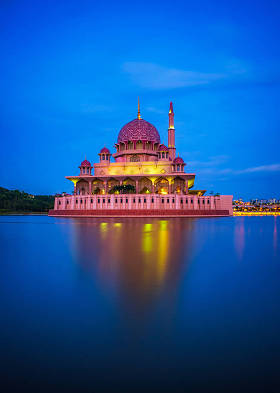 晚上在马来西亚的太子清真寺和普特拉贾亚湖