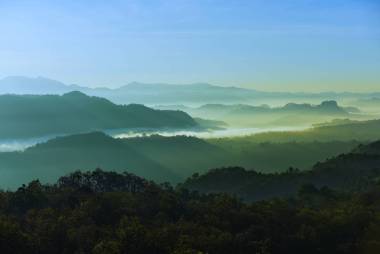 一看天空, 薄霧, 山觀在黎明前的清晨, 仰望山頂。清晨日出在高山上