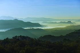一看天空, 薄雾, 山观在黎明前的清晨, 仰望山顶。清晨日出在高山上