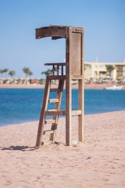 生活站在海灘上照片