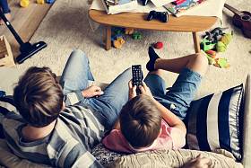 家人在一起看电视图片