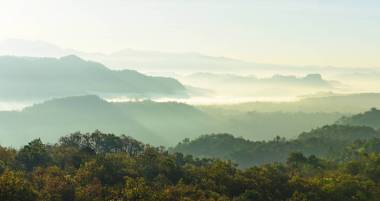 观天, 薄雾, 山观在清晨黎明前, 仰望山顶。清晨日出在高山上