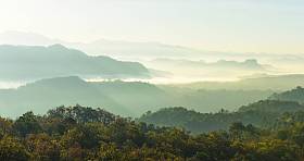 观天, 薄雾, 山观在清晨黎明前, 仰望山顶。清晨日出在高山上
