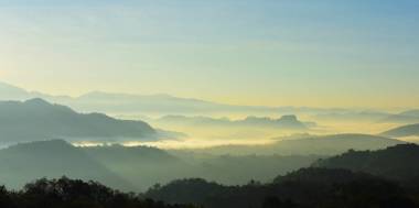 观天, 薄雾, 山观在清晨黎明前, 仰望山顶。清晨日出在高山上