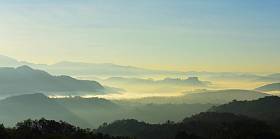 观天, 薄雾, 山观在清晨黎明前, 仰望山顶。清晨日出在高山上