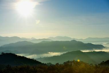 美麗的天空和金色的云彩。日出前的群山。清晨。太陽(yáng)從山頂升起