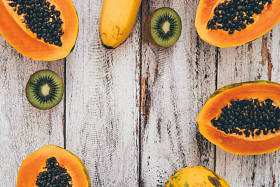 全芒果, 香蕉, 木瓜和猕猴桃在破旧的木质背景上的最高视图