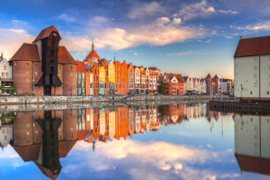 美丽的老镇格但斯克反映在 Motlawa 河在日出, 波兰