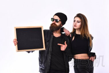 搖滾的概念。有自信面孔的搖滾愛好者