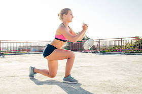 青年运动员在天台做运动的侧面观察