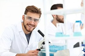 特写.现代实验室的科学家图片
