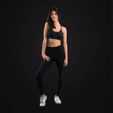 年轻体育女孩在黑背景图片