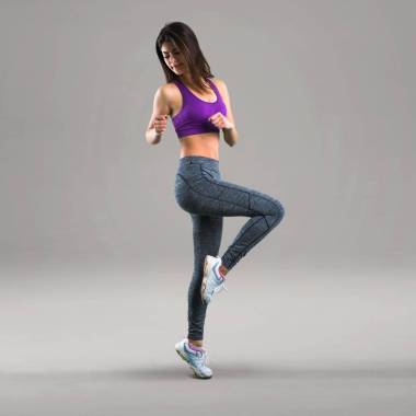 年輕體育女孩舒展在灰色背景圖片