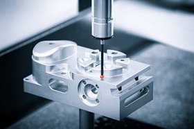 运算符检查尺寸金属零件的三坐标测量机后加工过程在工业厂房中
