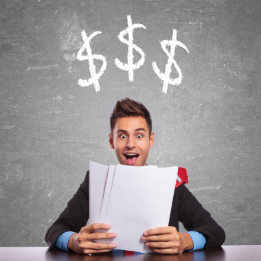 商务男人阅读他赚多少照片