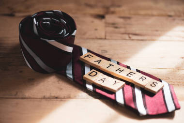 快樂的父親日概念。紅色領(lǐng)帶和木塊與父親日文本在木桌背景上