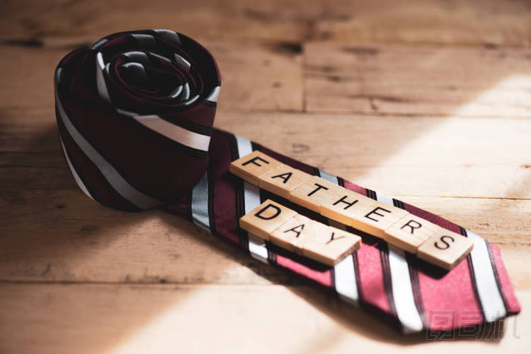 快樂的父親日概念。紅色領帶和木塊與父親日文本在木桌背景上