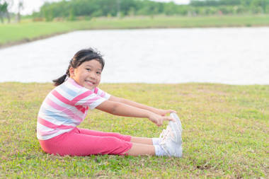 快樂(lè)女孩運(yùn)動(dòng)在健康公園晚上, 健康和休閑概念
