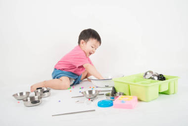 小亚洲小孩2岁玩厨房玩具 图片