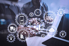 智能工厂和工业4.0 和连接的生产机器人用云计算技术与事物的互联网交换数据。商务团队会议。商务背景。摄影专业投资者工作