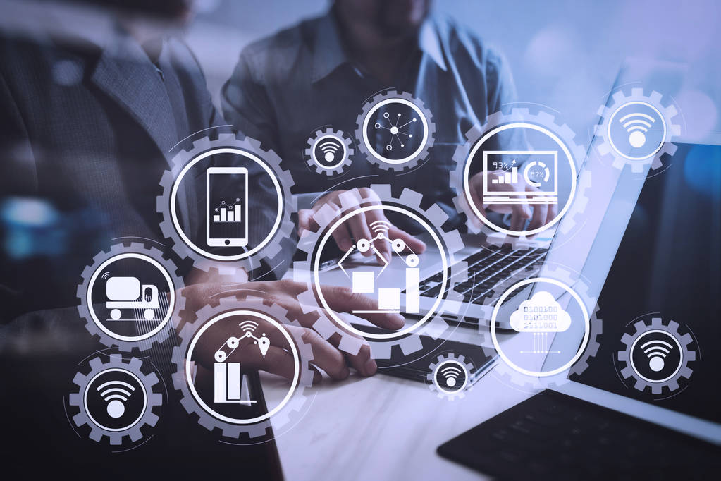 智能工厂和工业4.0 和连接的生产机器人用云计算技术与事物的互联网交换数据。商务团队会议。商务背景。摄影专业投资者工作