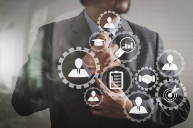人力資源管理與招聘業(yè)務的工作理念。Hr 經理正在選擇使用虛擬屏幕計算機招聘候選人