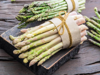 木木板上的綠色和白色蘆筍束。有機(jī)食品。特寫