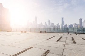 全景天际线和现代商务办公楼用空的路, 空的混凝土方形的地板