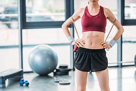 运动员叉腰在体育馆的偏视图片