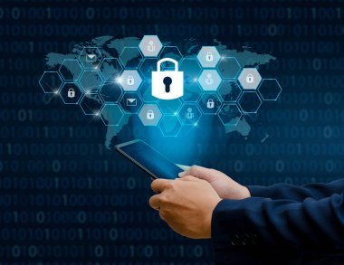 上鎖的智能手機鎖互聯(lián)網(wǎng)電話手商人按電話在互聯(lián)網(wǎng)上交流。網(wǎng)絡安全概念手保護網(wǎng)絡帶鎖圖標和虛擬屏幕空間放消息藍色音調(diào)