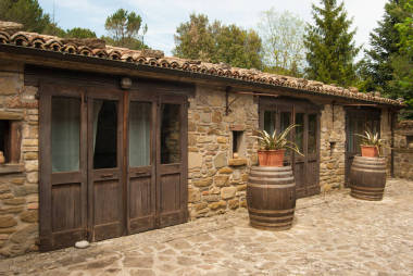 在旧农场翻新的动物的部分稳