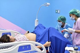 医生和护士正在进行盆腔手术。给在医院生孩子的女人