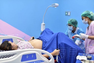 醫(yī)生和護(hù)士正在進(jìn)行盆腔手術(shù)。給在醫(yī)院生孩子的女人
