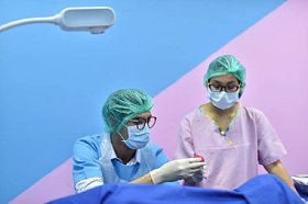 医生和护士正在进行盆腔手术。给在医院生孩子的女人