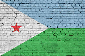 吉布提国旗被涂在旧砖墙上