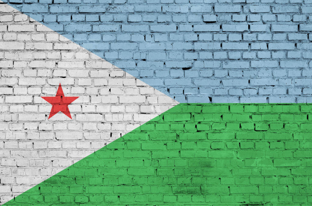 吉布提国旗被涂在旧砖墙上 吉布提国旗被涂在旧砖墙上