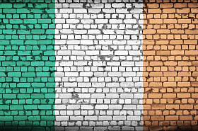 爱尔兰国旗涂在旧砖墙上