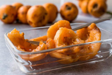 枇杷切片准备用叉子吃饭。有机食