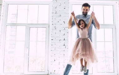 我愛你, 爸爸!英俊的年輕人和他的小可愛女孩在家里跳舞。父親節(jié)快樂!