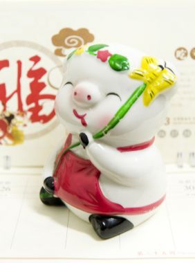 春季節(jié)色豬娃娃飾品照片