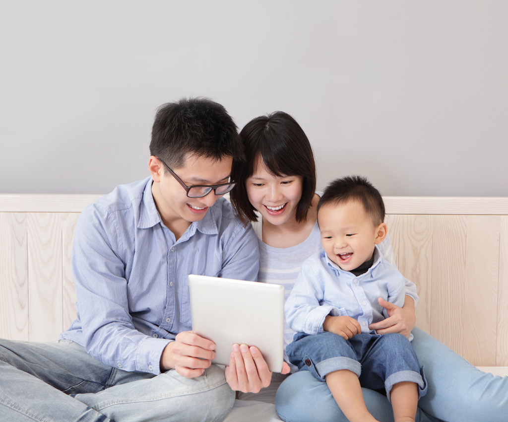 使用 tablet pc 的幸福家庭