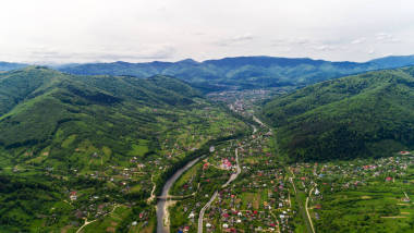 乌克兰 Yaremche 夏季的大山鸟瞰图