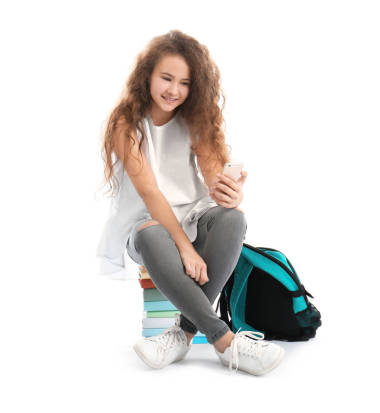 時髦的青少年坐在書上  照片