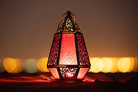 传统的观赏阿拉伯灯笼, 在沙漠中燃烧的蜡烛在蓝色小时日落后。春节斋月和斋月穆巴拉克的贺卡。阿联酋迪拜