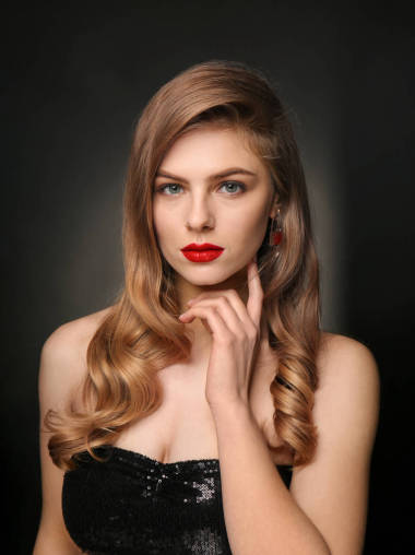 在黑色背景下, 美麗的化妝年輕女子的肖像。專業(yè)化妝